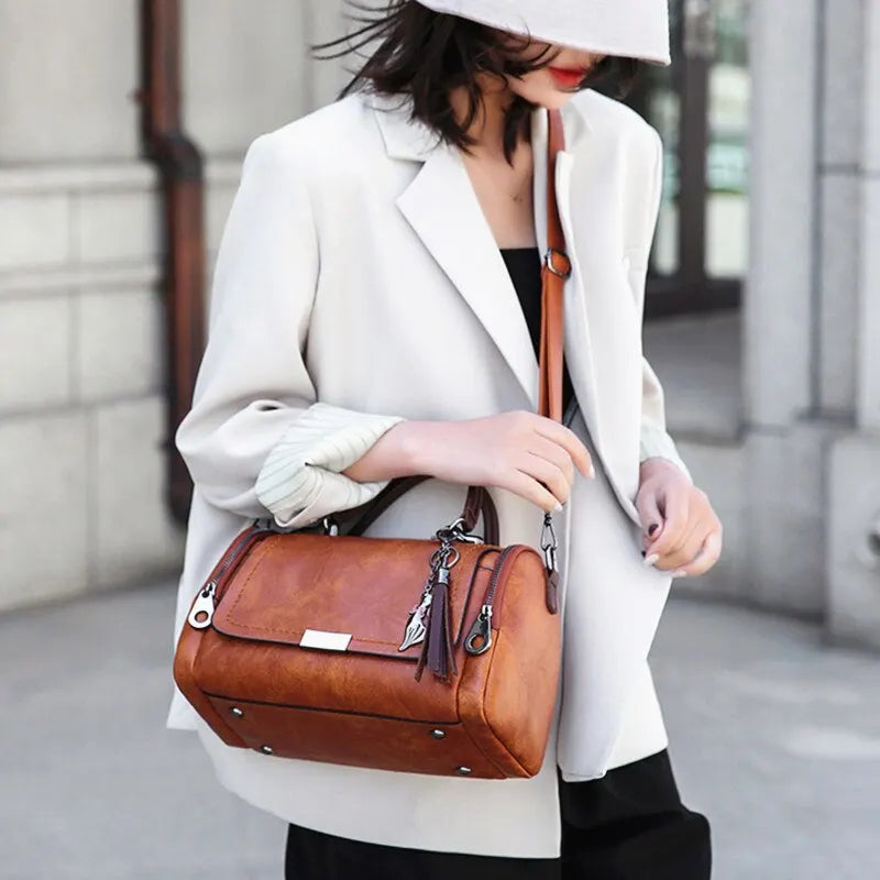 Stylish Leather Handbag with Shoulder Strap - Chic Design - Perfect for Everyday Use