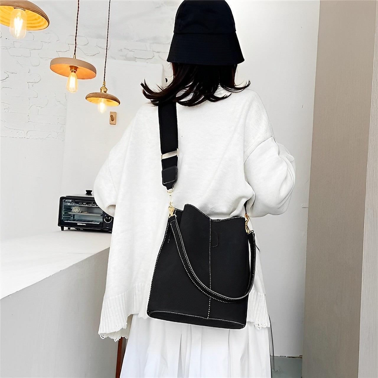 Trendy Tote Bag - Durable Material - Stylish and Functional Everyday Accessory