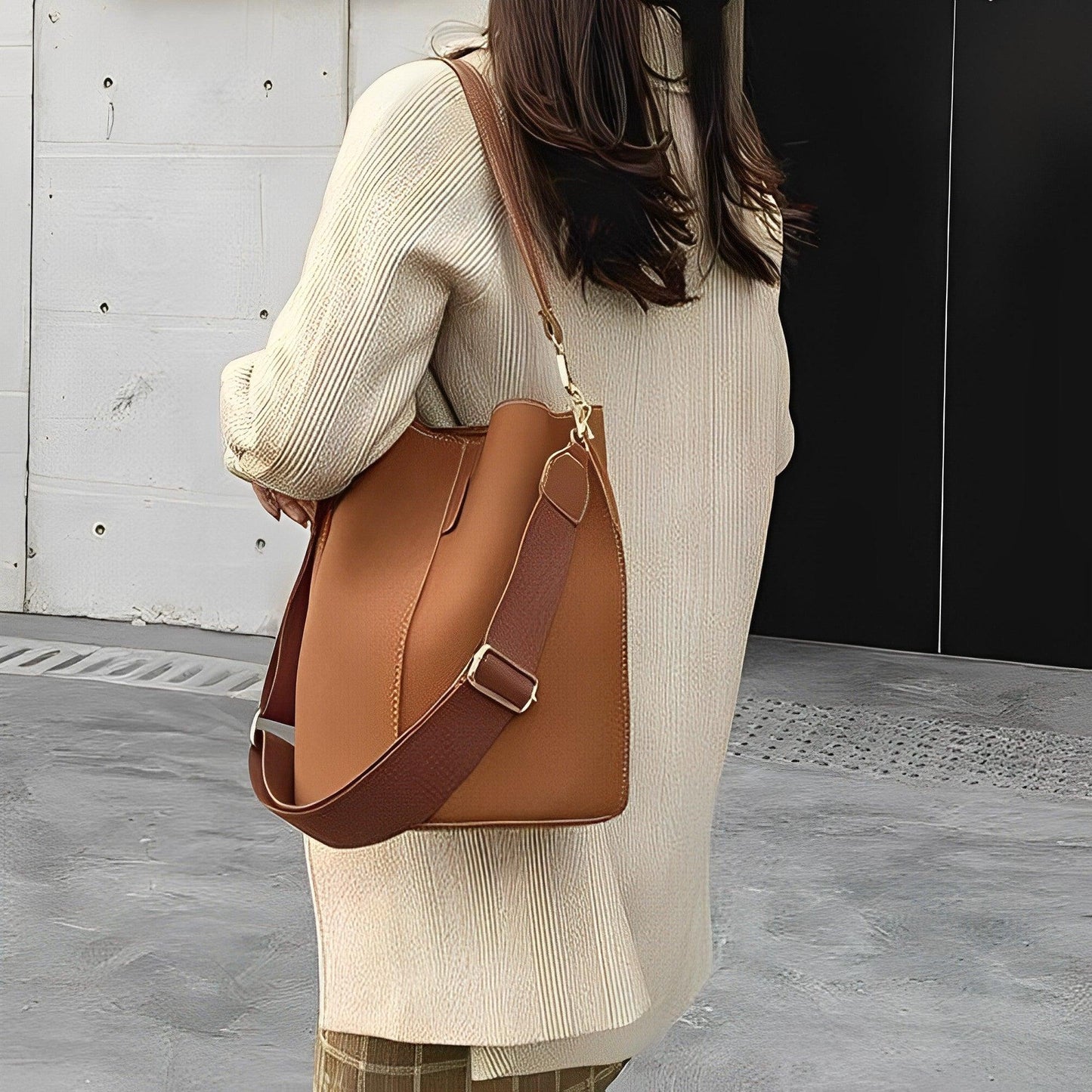 Trendy Tote Bag - Durable Material - Stylish and Functional Everyday Accessory