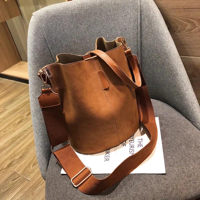 Trendy Tote Bag - Durable Material - Stylish and Functional Everyday Accessory