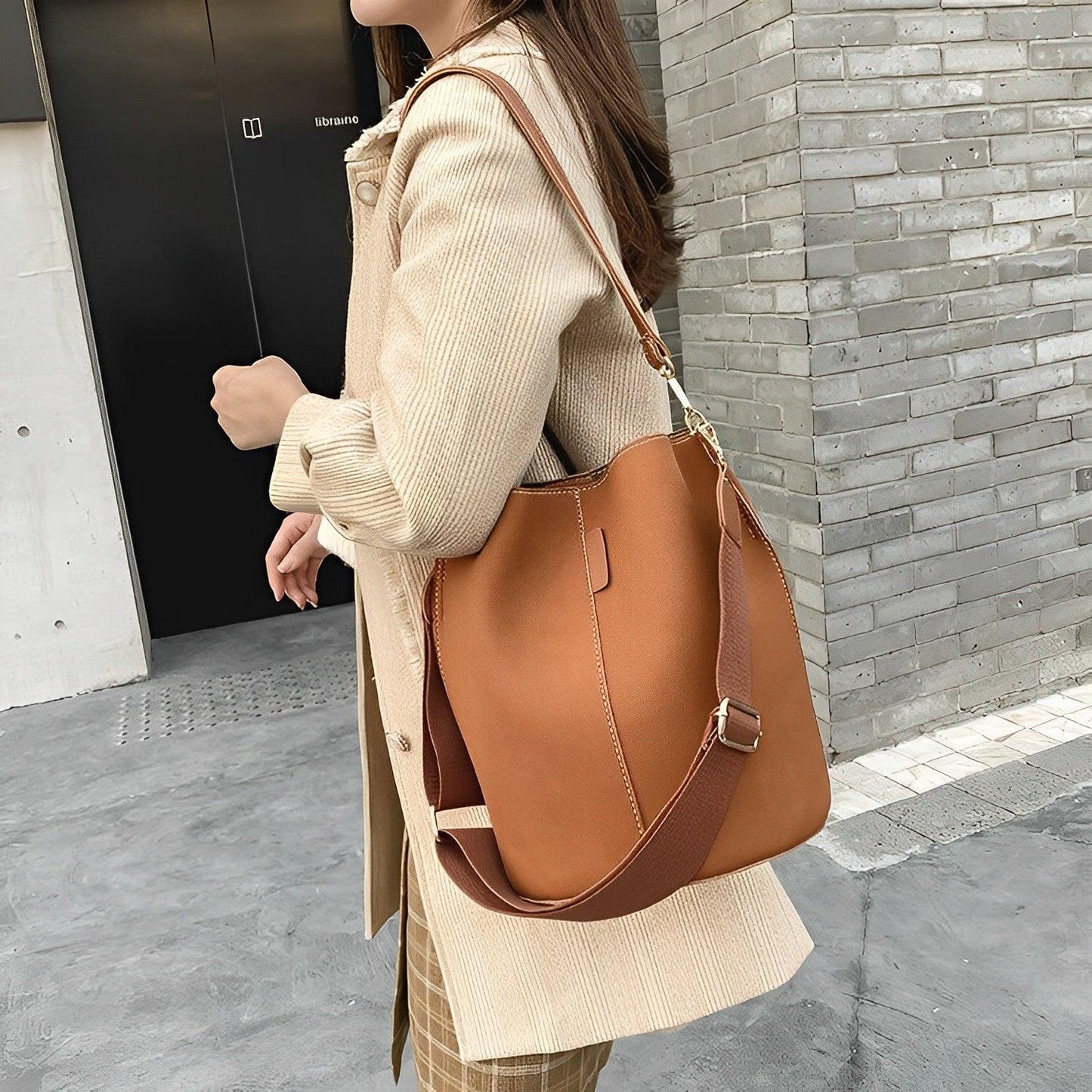 Trendy Tote Bag - Durable Material - Stylish and Functional Everyday Accessory