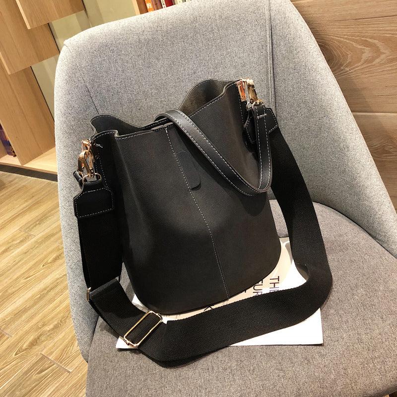 Trendy Tote Bag - Durable Material - Stylish and Functional Everyday Accessory