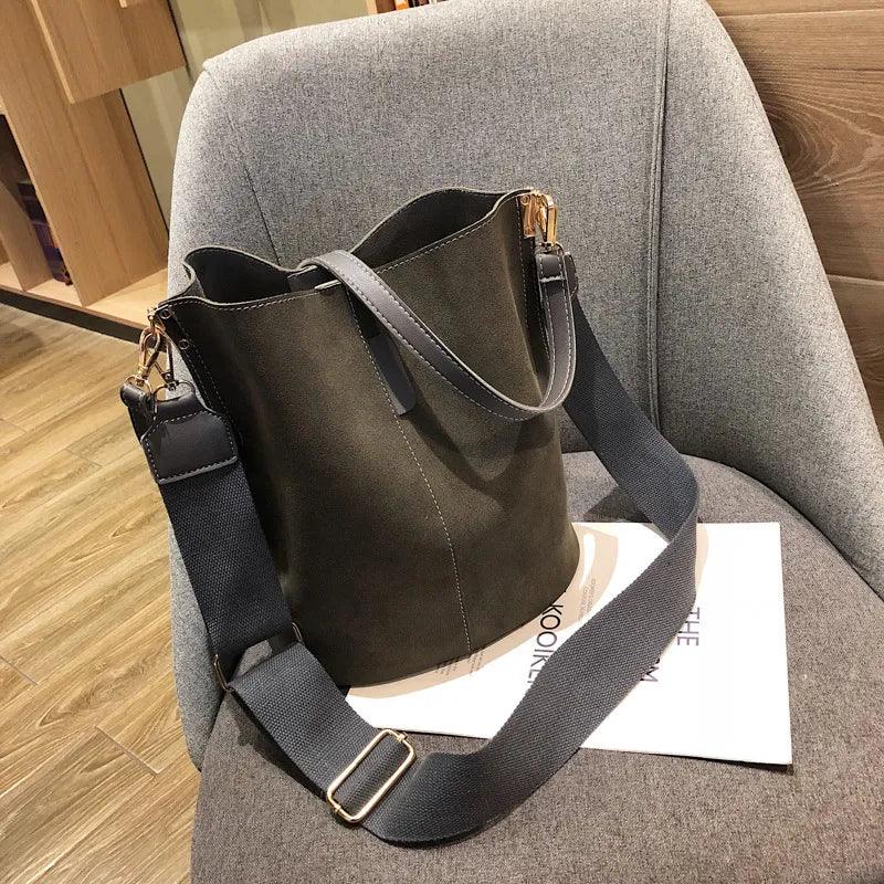 Trendy Tote Bag - Durable Material - Stylish and Functional Everyday Accessory