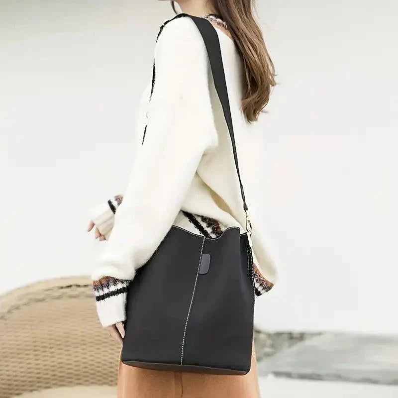 Trendy Tote Bag - Durable Material - Stylish and Functional Everyday Accessory
