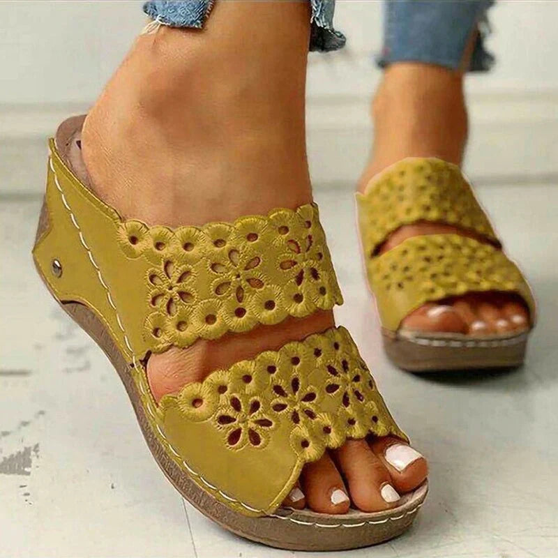 Wannies - Sandals with Embroidery and Footbed