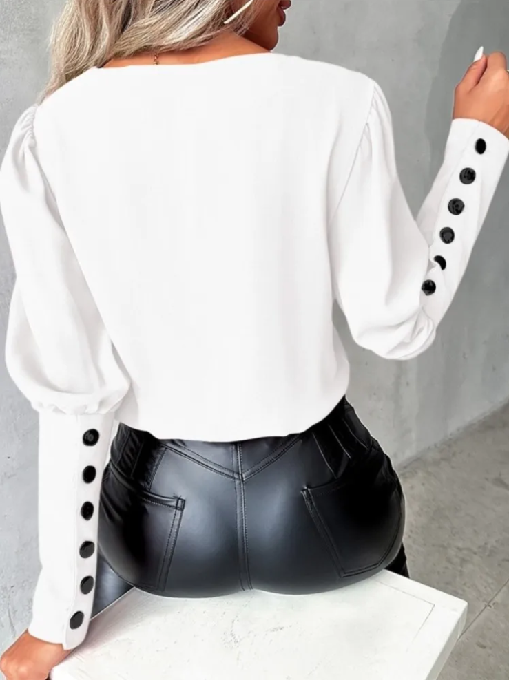 Afslappet bluse med v-hals og moderne touch til kvinder