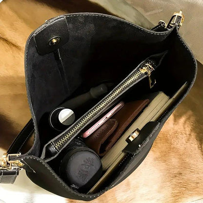 Trendy Tote Bag - Durable Material - Stylish and Functional Everyday Accessory