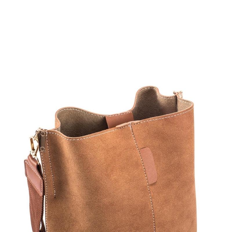 Trendy Tote Bag - Durable Material - Stylish and Functional Everyday Accessory