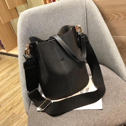 Trendy Tote Bag - Durable Material - Stylish and Functional Everyday Accessory